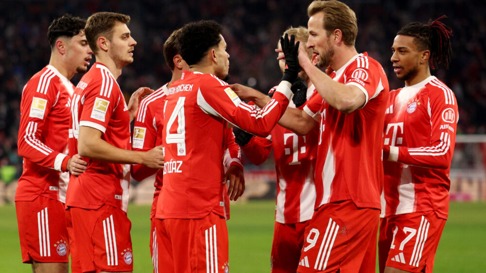 Der FC Bayern jubelt über ein Tor gegen den VfL Wolfsburg