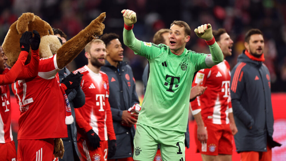 Die Spieler des FC Bayern München bejubeln den Sieg gegen den VfL Wolfsburg