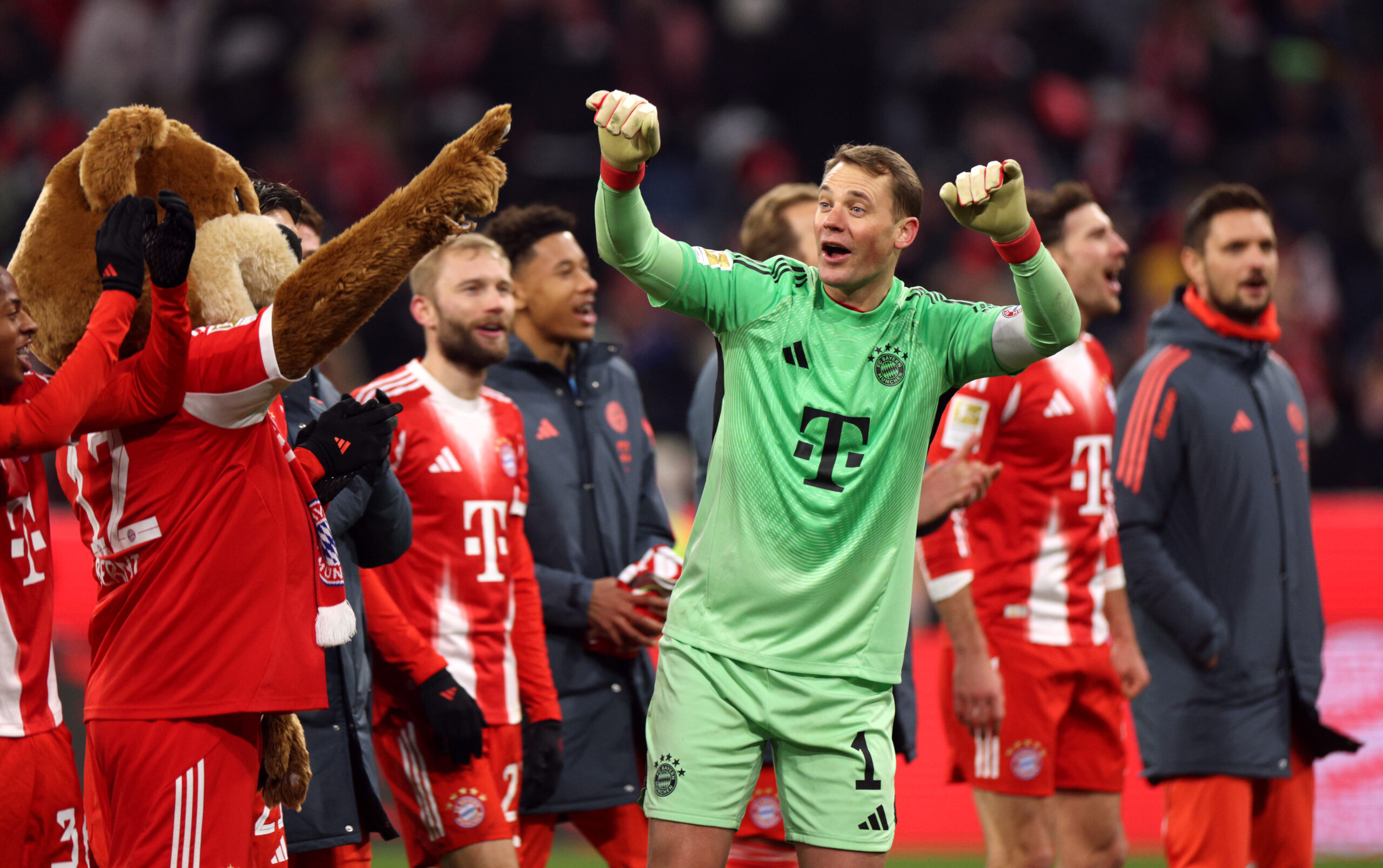 Die Spieler des FC Bayern München bejubeln den Sieg gegen den VfL Wolfsburg