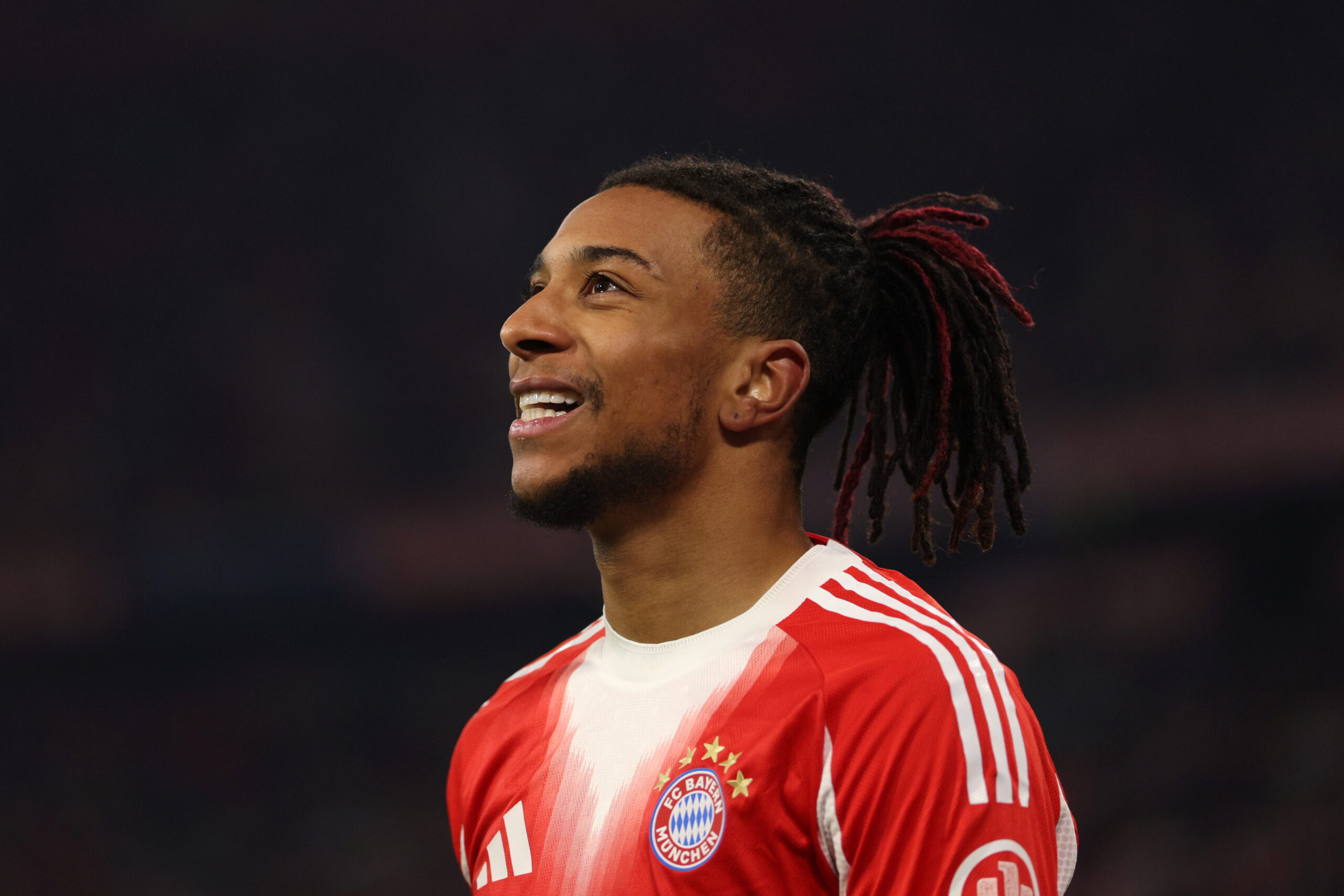 Michael Olise im roten Heimtrikot des FC Bayern.