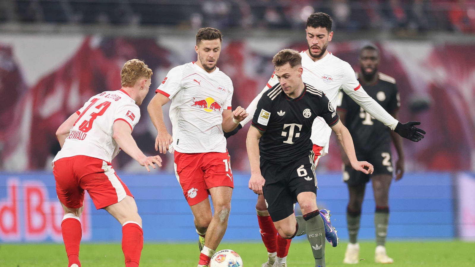 Joshua Kimmich (FC Bayern) im Kampf um den Ball mit mehreren Spielern von RB Leipzig