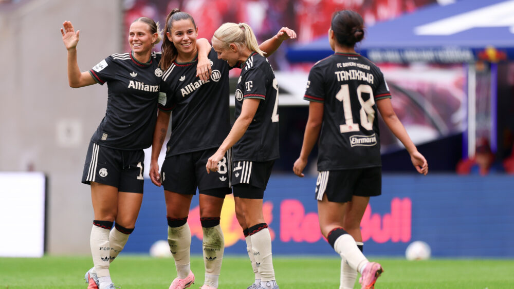 Klara Bühl, Lena Oberdorf, Pernille Harder und Momoko Tanikawa feiern ein Tor für die FC Bayern Frauen.