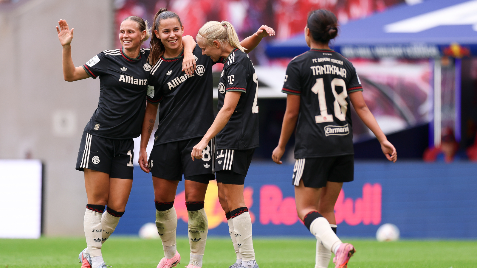 Klara Bühl, Lena Oberdorf, Pernille Harder und Momoko Tanikawa feiern ein Tor für die FC Bayern Frauen.