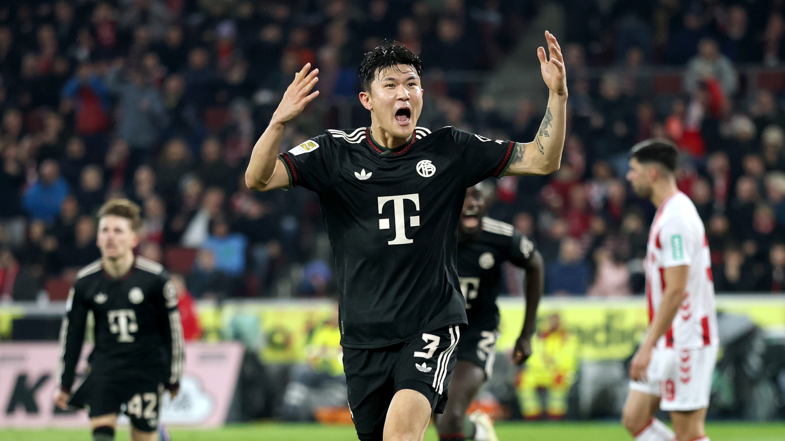 Min-jae Kim reißt die Arme hoch und jubelt nach einem Tor für den FC Bayern.