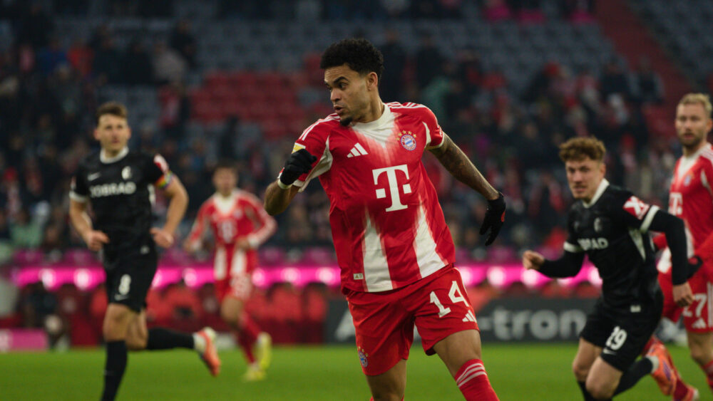 Luis Díaz dribbelt für den FC Bayern.