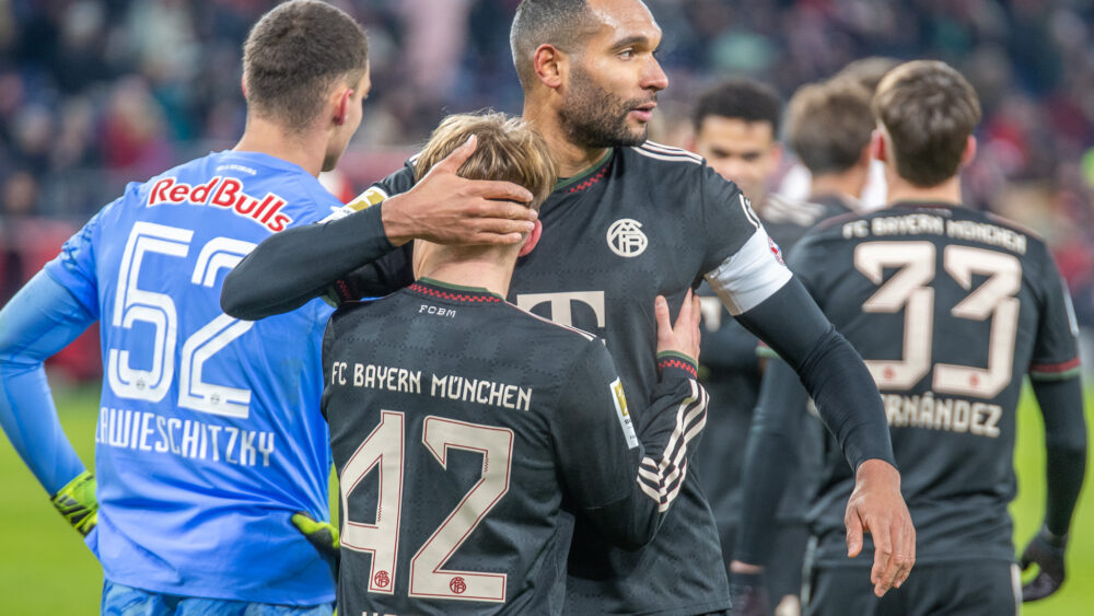 Jonathan Tah (FC Bayern) umarmt Lennart Karl