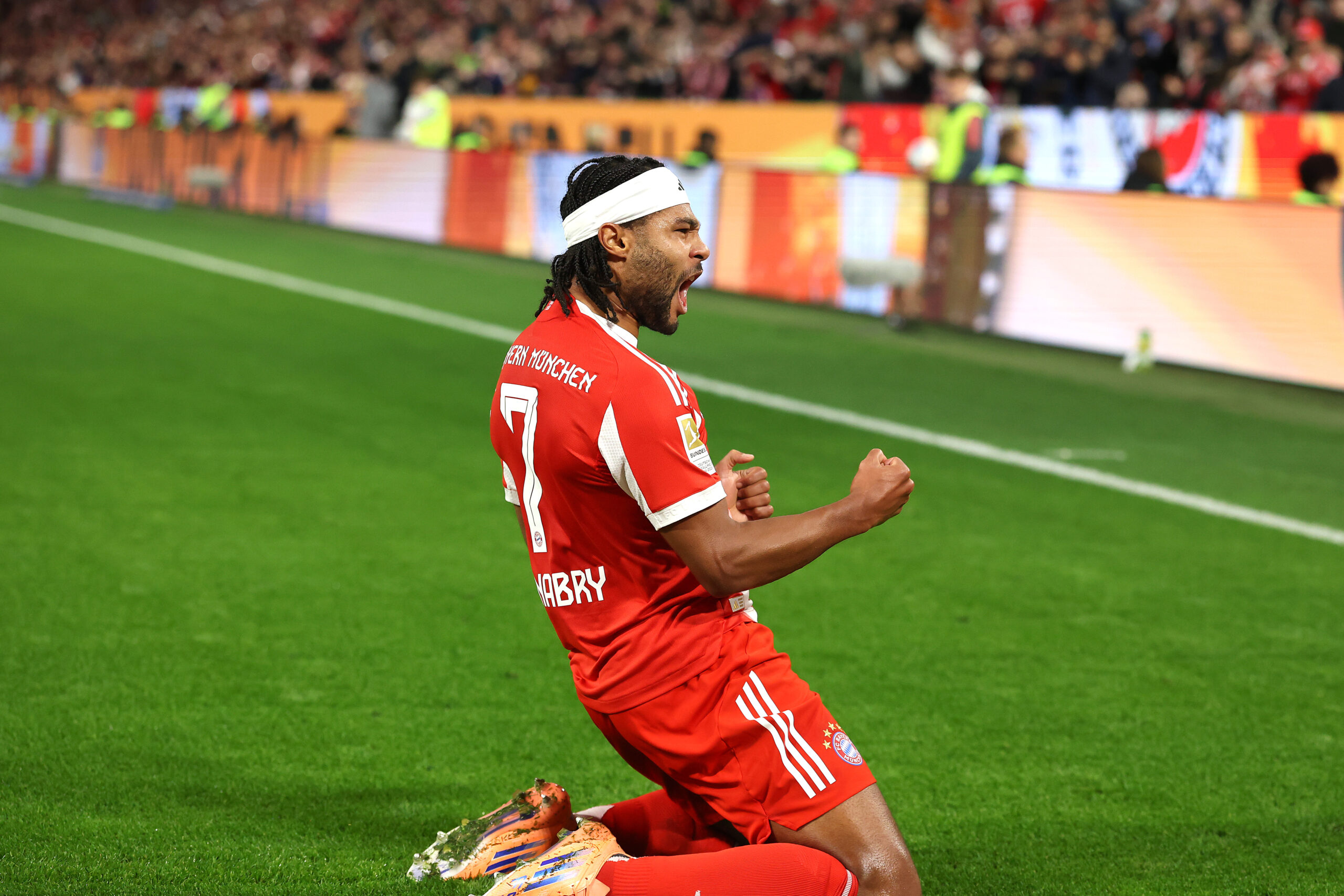 Serge Gnabry jubelt für den FC Bayern mit einer Knierutsche.