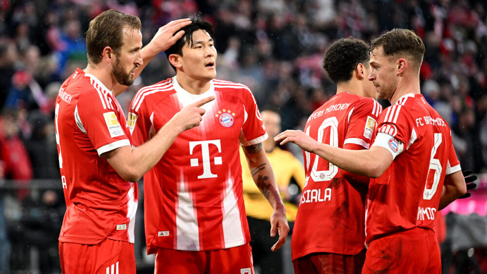 Min-jae Kim wird von seinen Kollegen des FC Bayern angetätschelt. Harry Kane fasst ihm auf den Kopf.