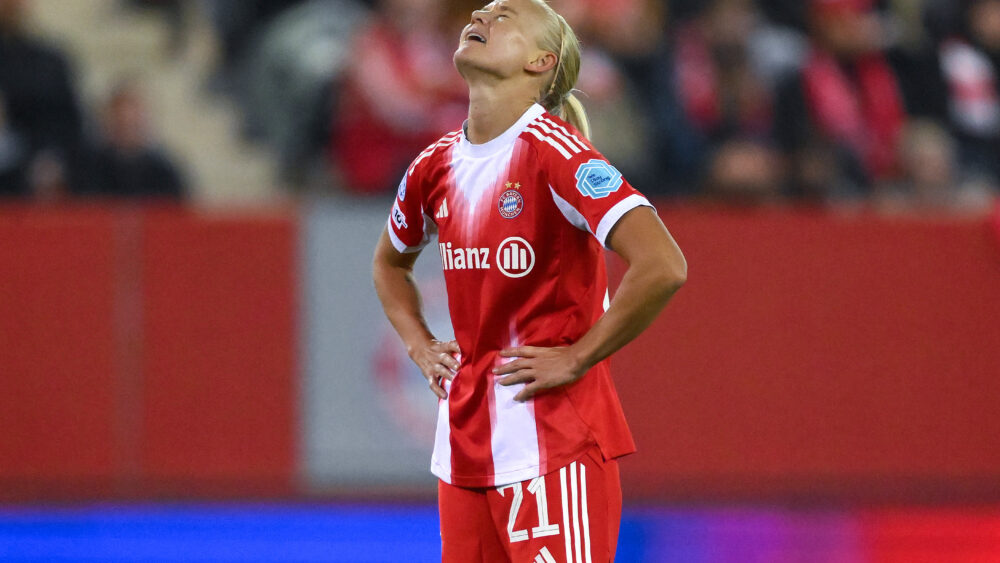 Pernille Harder (FC Bayern Frauen) hat die Hände in den Hüften und schaut nach oben.