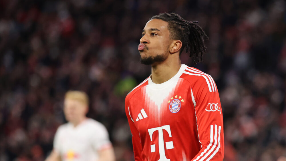 Michael Olise (FC Bayern) macht ein Duckface.