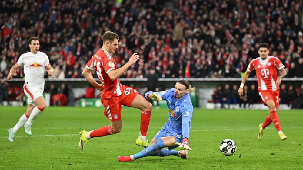 Josip Stanisic im Duell mit Vandevoordt beim Spiel zwischen dem FC Bayern und Leipzig im DFB-Pokal