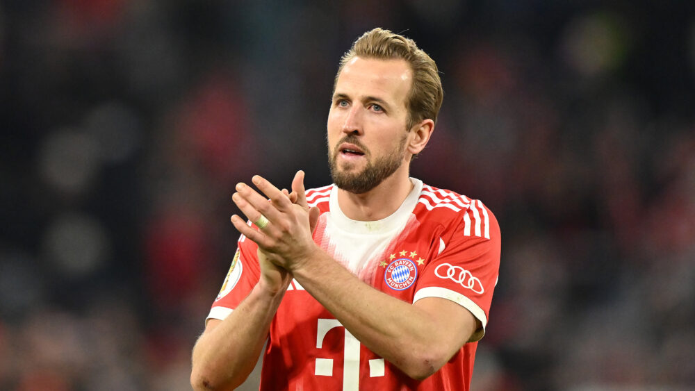 Harry Kane (FC Bayern) klatscht in die Hände