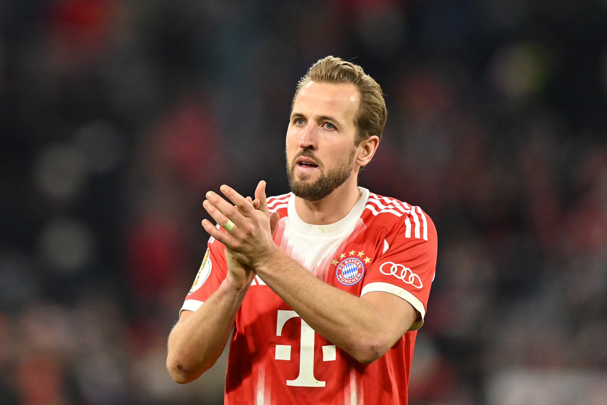 Harry Kane (FC Bayern) klatscht in die Hände