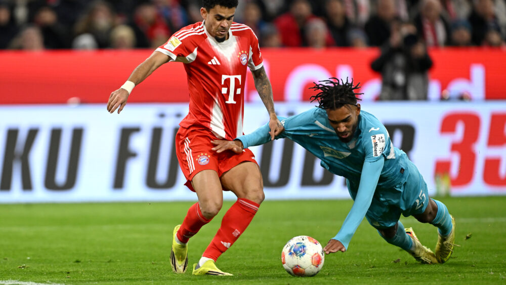 Luis Díaz (FC Bayern) im Duell gegen die TSG Hoffenheim