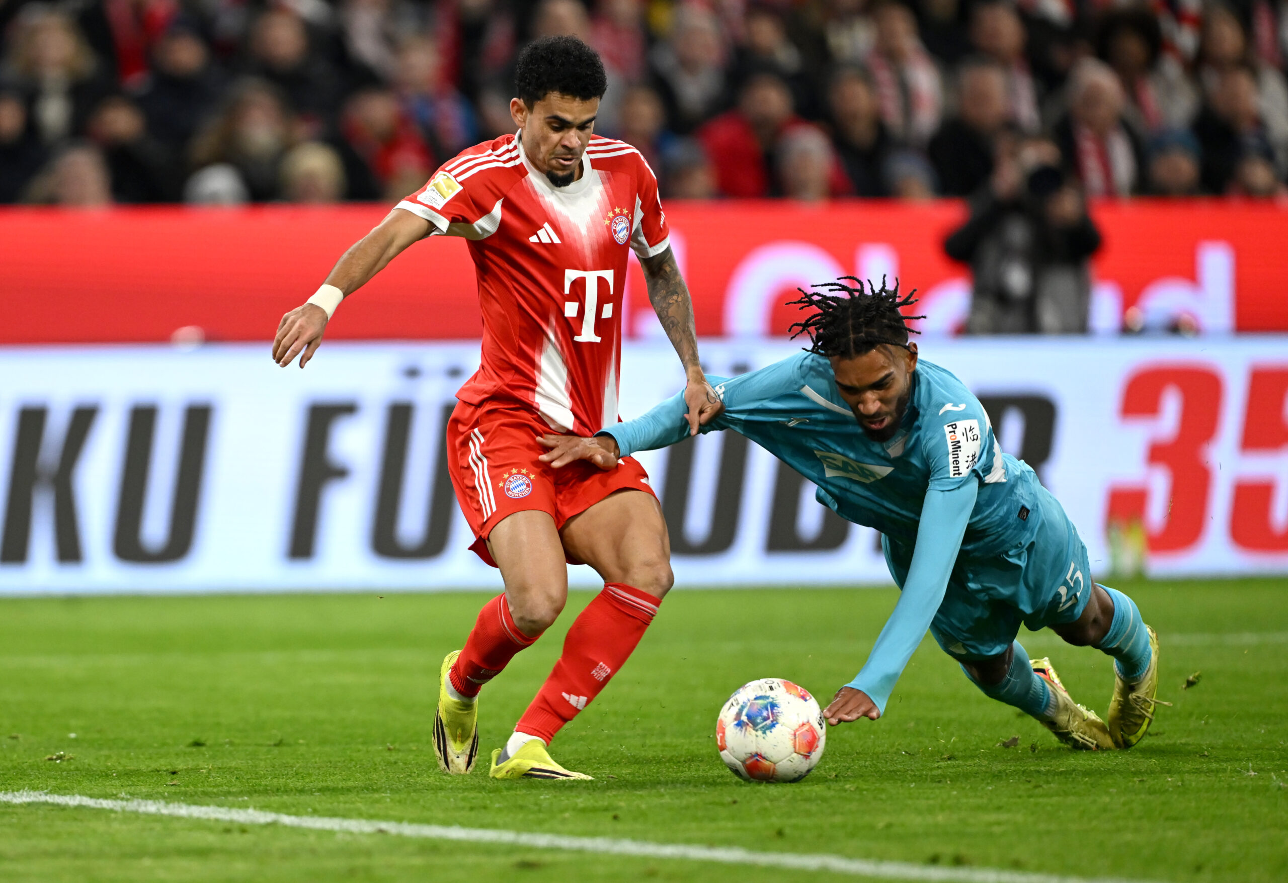 Luis Díaz (FC Bayern) im Duell gegen die TSG Hoffenheim