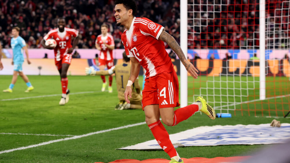 Luis Díaz jubelt im Trikot des FC Bayern gegen die TSG Hoffenheim.