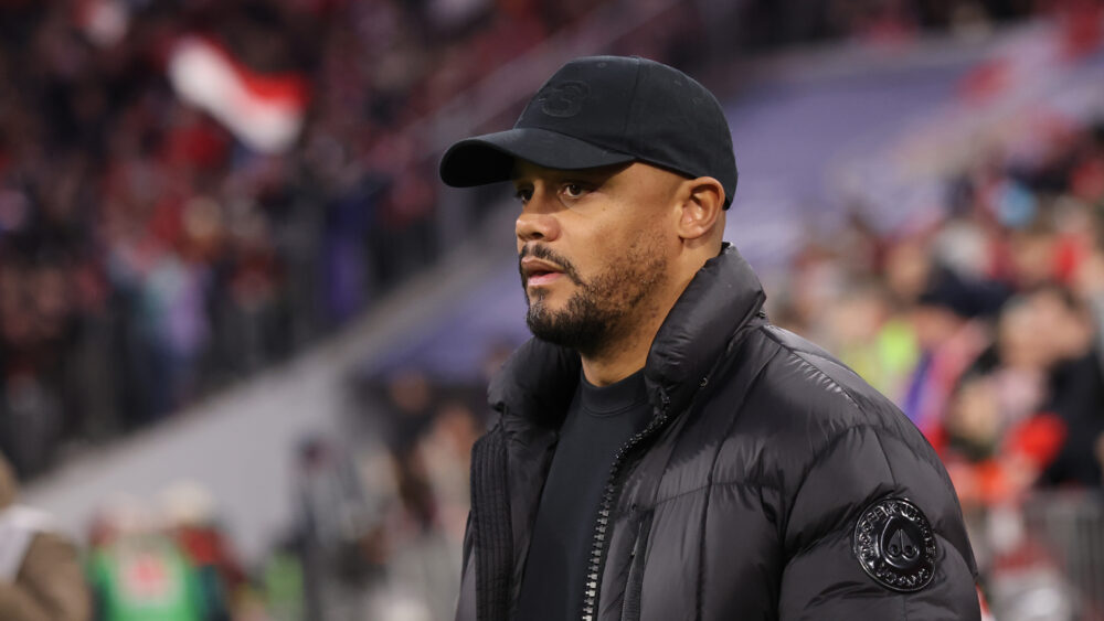 Vincent Kompany vom FC Bayern in dunkler Kleidung und mit Mütze.