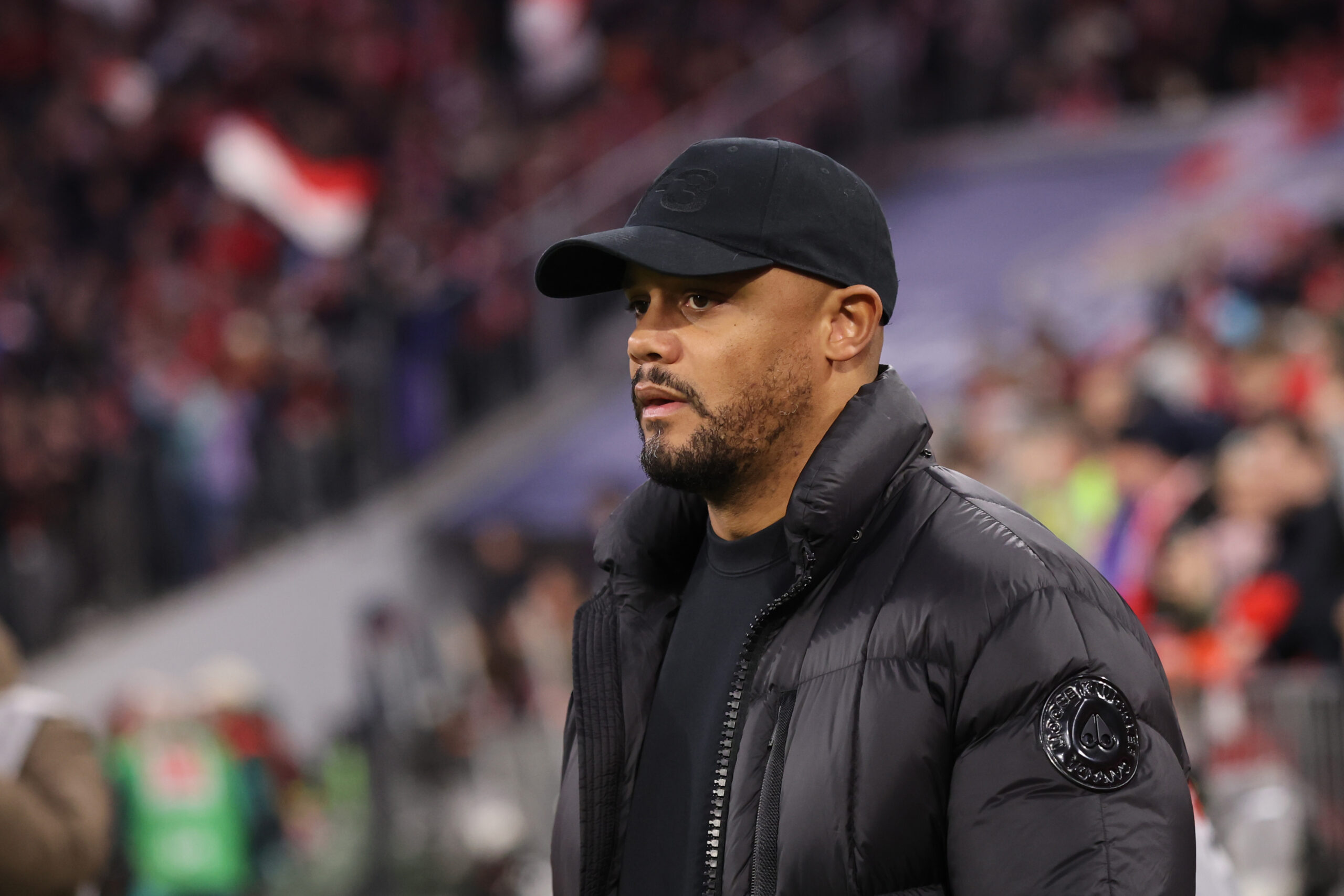 Vincent Kompany vom FC Bayern in dunkler Kleidung und mit Mütze.