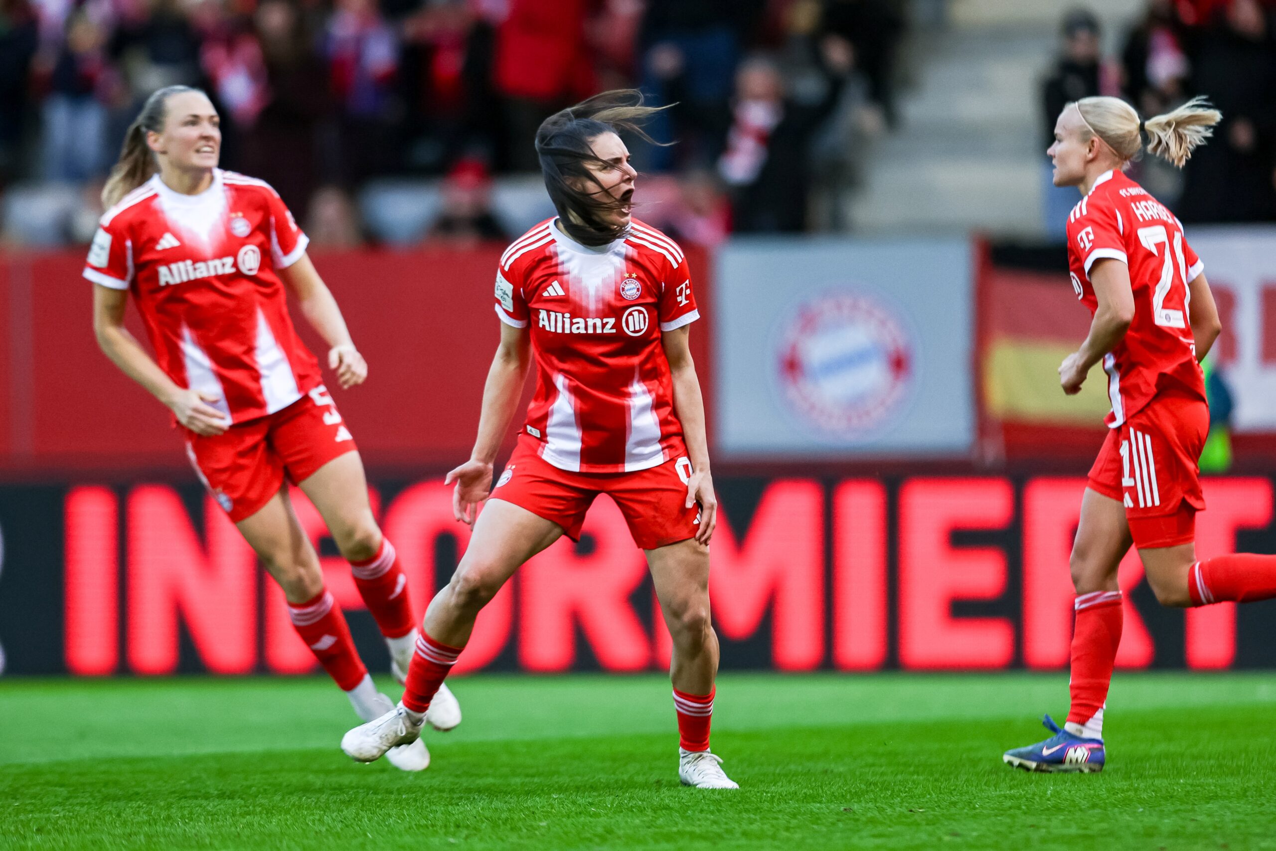 FC Bayern Stürmerin Damnjanovic jubelt über ihren Treffer