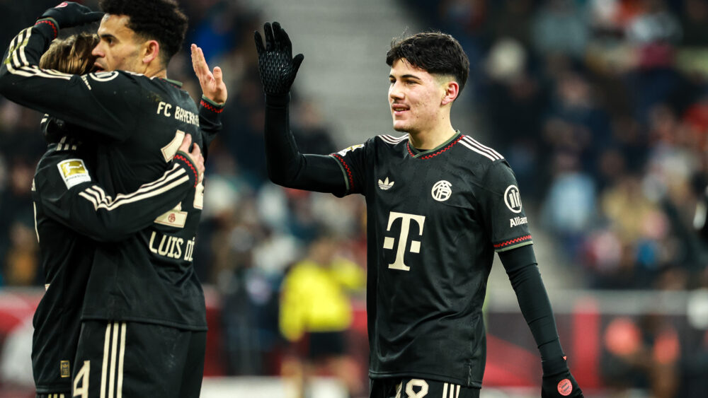 Felipe Chávez klatscht mit den Profis des FC Bayern ab.