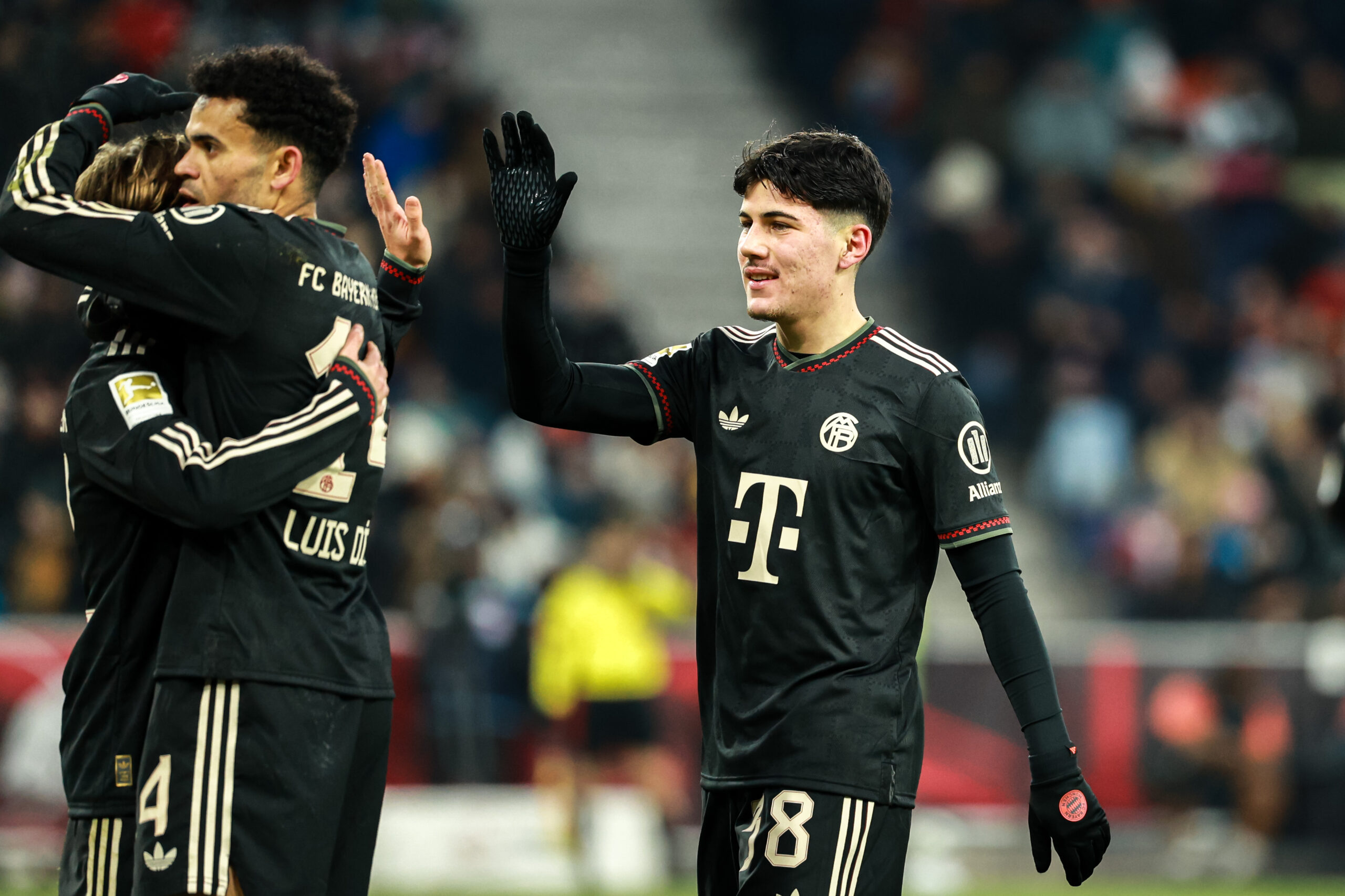 Felipe Chávez klatscht mit den Profis des FC Bayern ab.