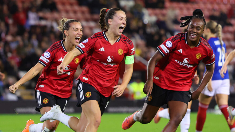 Maya Le Tissier, Julia Zigiotti und Melvine Malard jubeln für Manchester United. Bald treffen sie auf den FC Bayern.