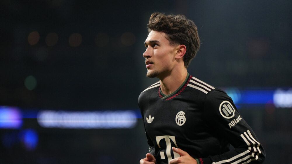 Tom Bischof im dunklen Trikot des FC Bayern. Seitenansicht beim Laufen.