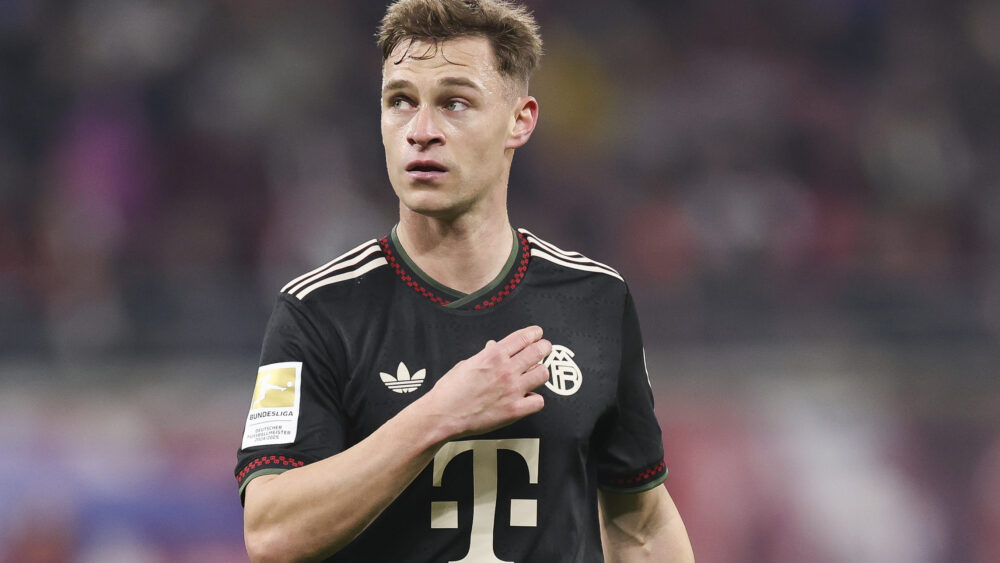 Joshua Kimmich im schwarzen Trikot des FC Bayern. Er schaut etwas besorgt.