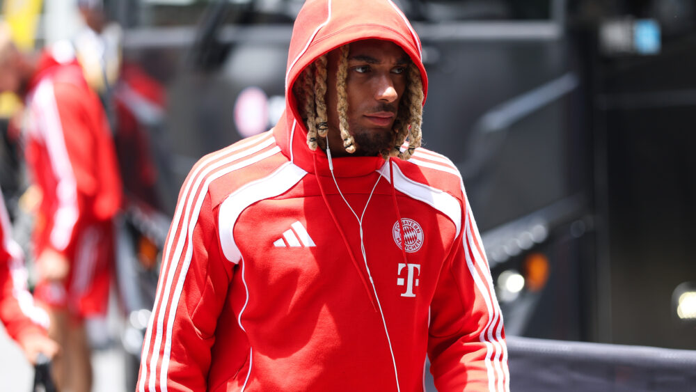 Sacha Boey im roten Trainingsanzu des FC Bayern.