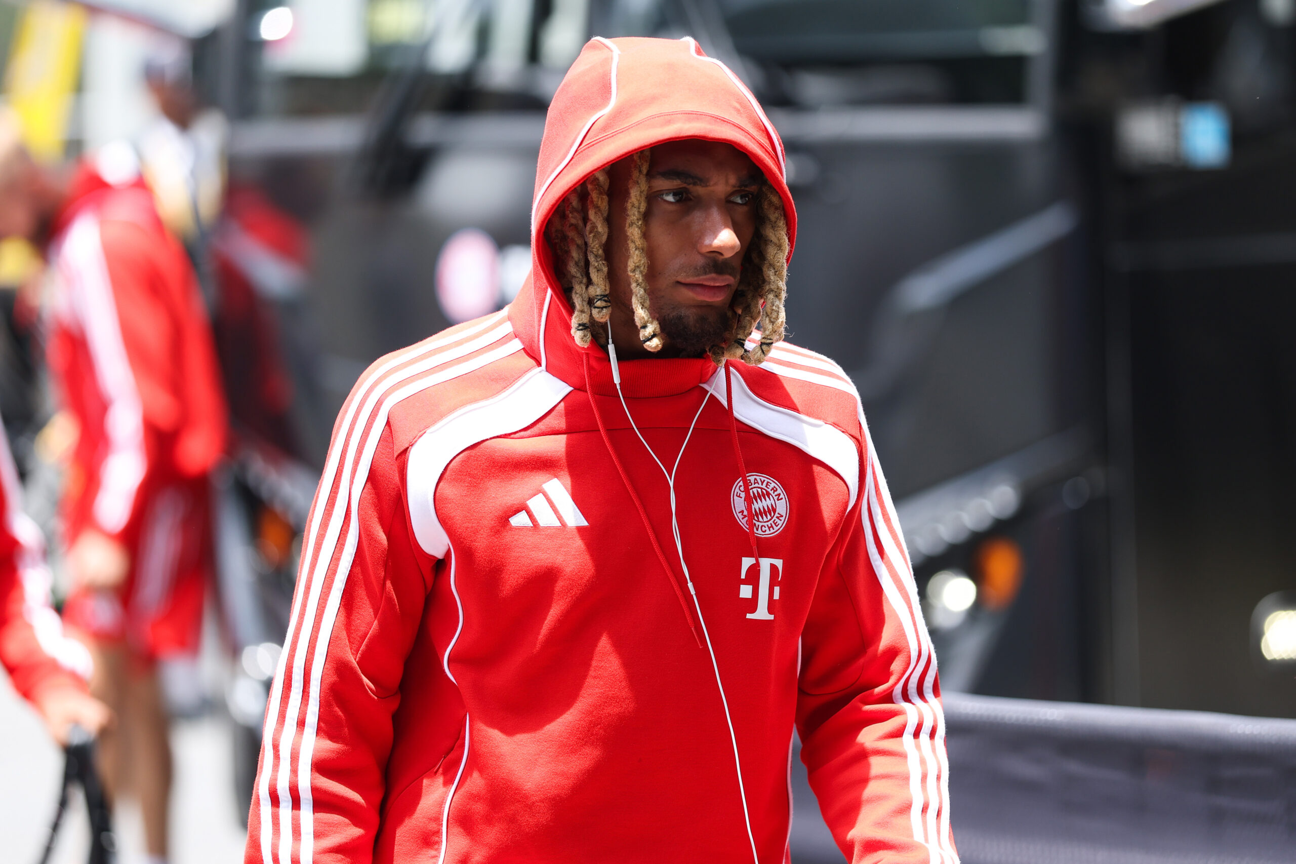 Sacha Boey im roten Trainingsanzu des FC Bayern.