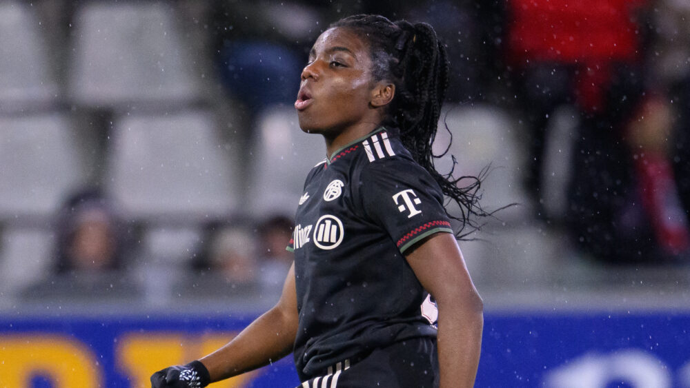 Edna Imade im dunklen Auswärtstrikot der FC Bayern Frauen.