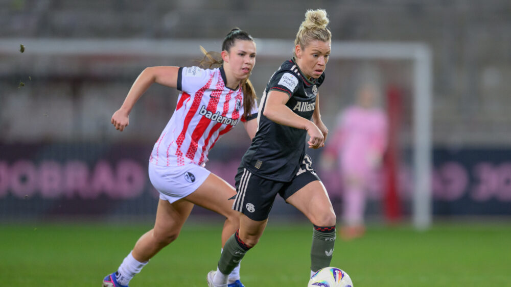 Linda Dallmann im Zweikampf beim Spiel zwischen den FC Bayern Frauen und dem SC Freiburg.
