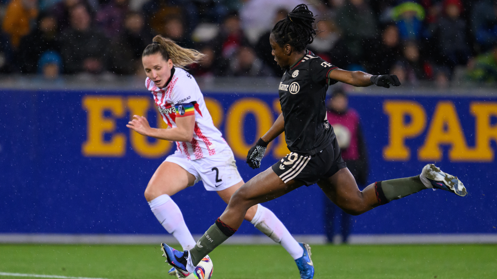 Edna Imade (FC Bayern Frauen) setzt zum Schuss gegen den SC Freiburg an. Das Foto entstand kurz vor ihrem Tor.