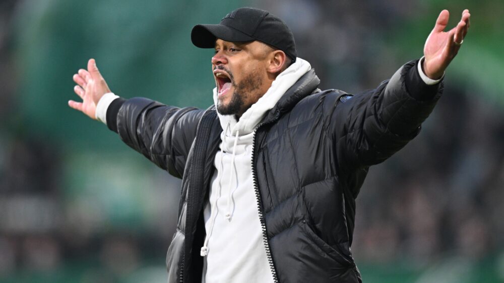 Vincent Kompany vom FC Bayern breitet die Arme aus und brüllt