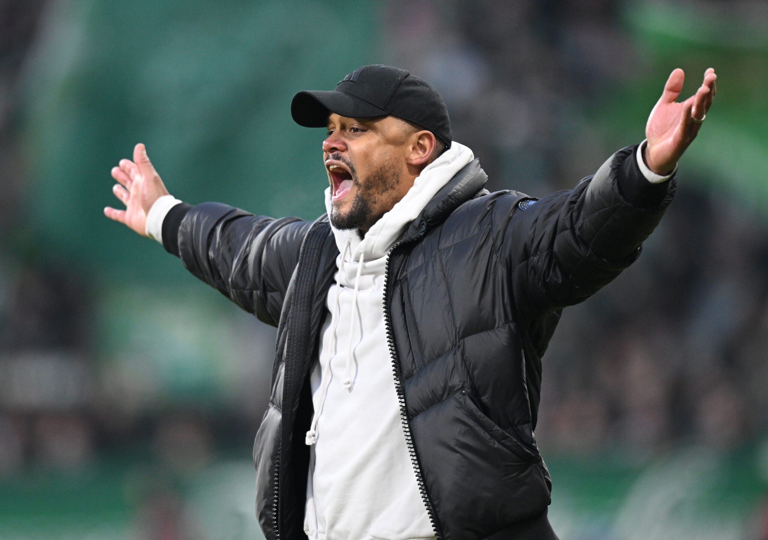 Vincent Kompany vom FC Bayern breitet die Arme aus und brüllt