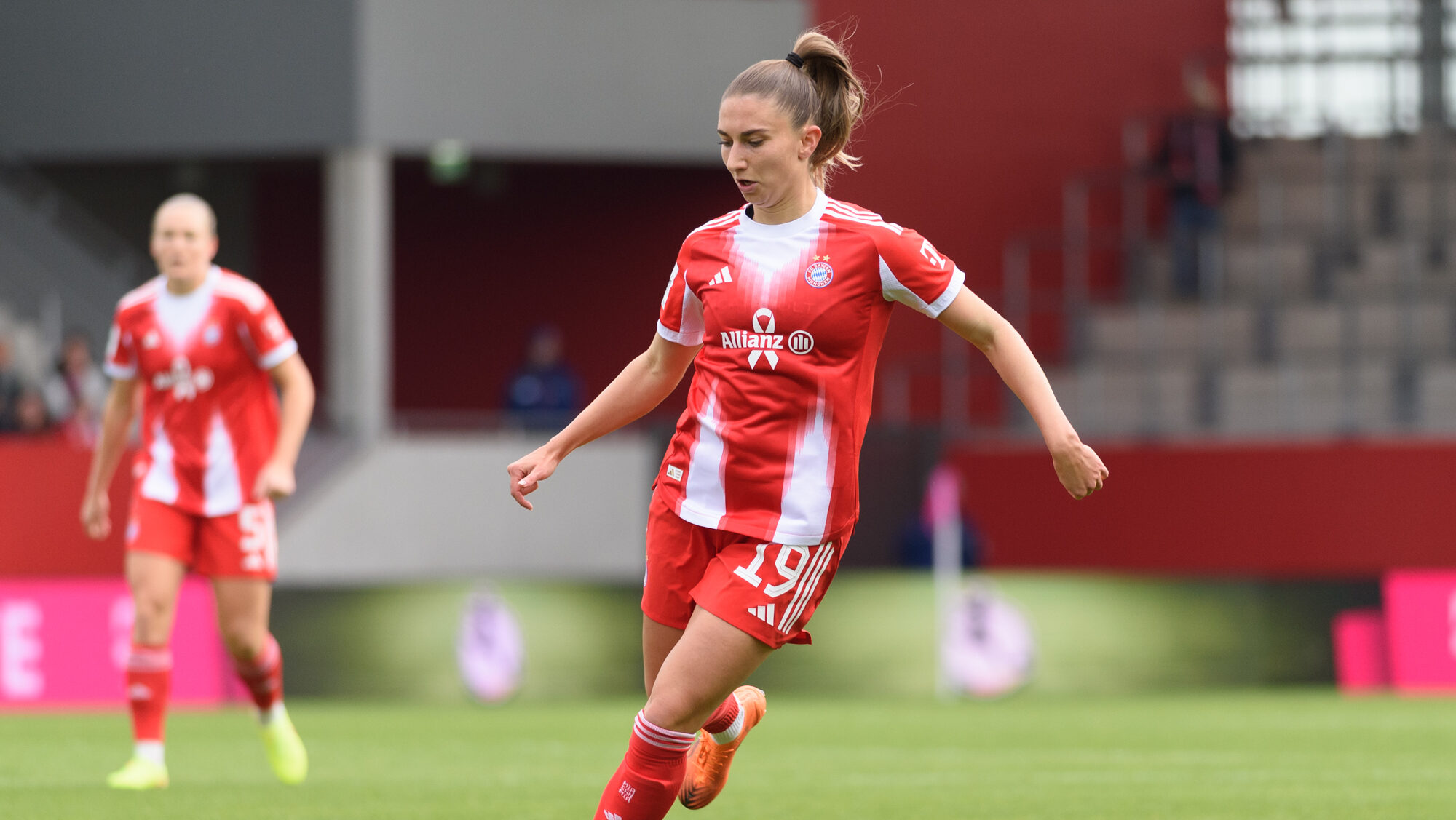 Katharina Naschenweng am Ball für die FC Bayern Frauen
