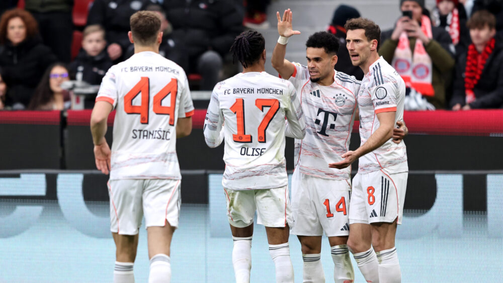 Luis Díaz und seine Teamkollegen vom FC Bayern jubeln über ein Tor.