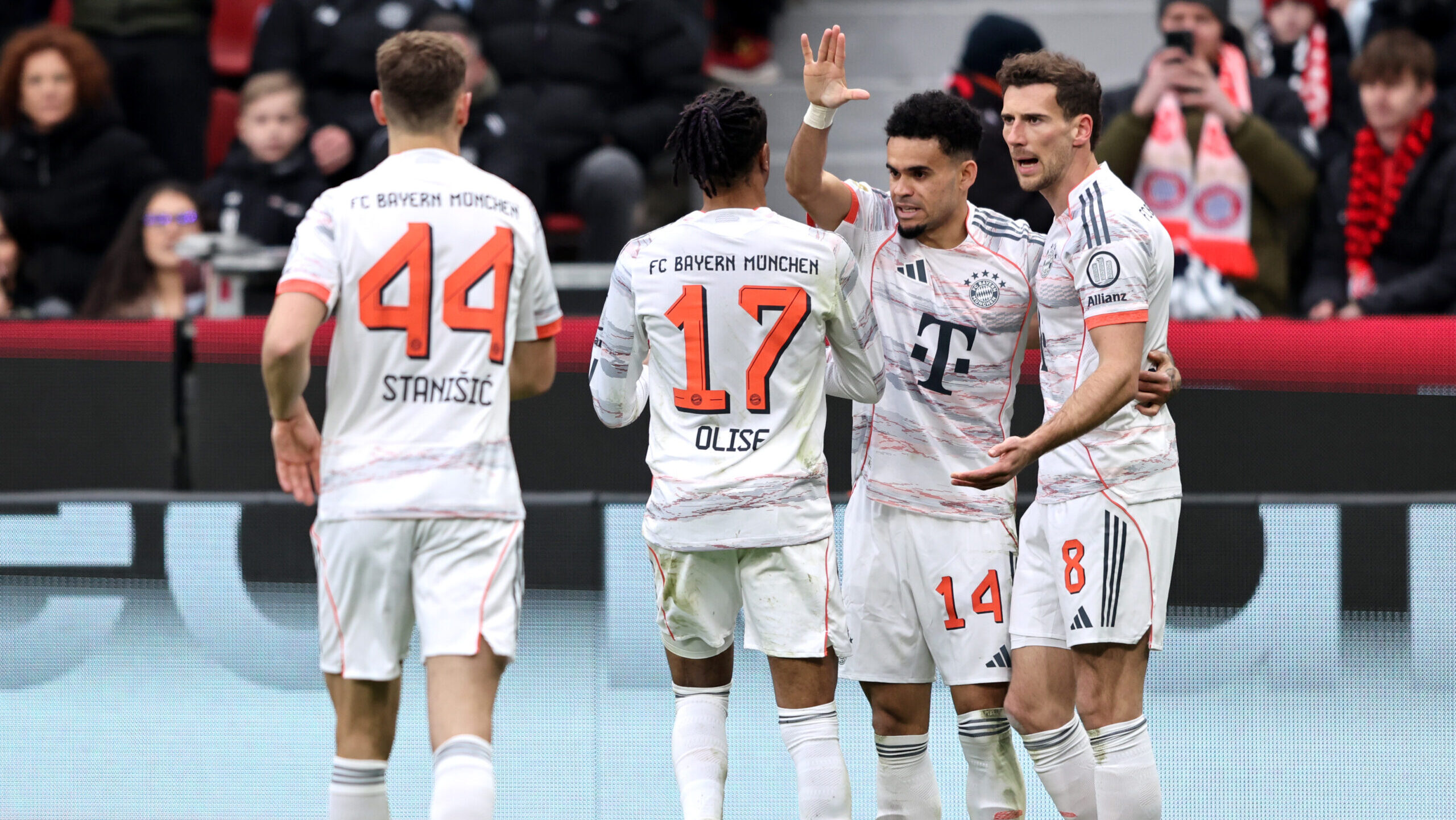 Luis Díaz und seine Teamkollegen vom FC Bayern jubeln über ein Tor.