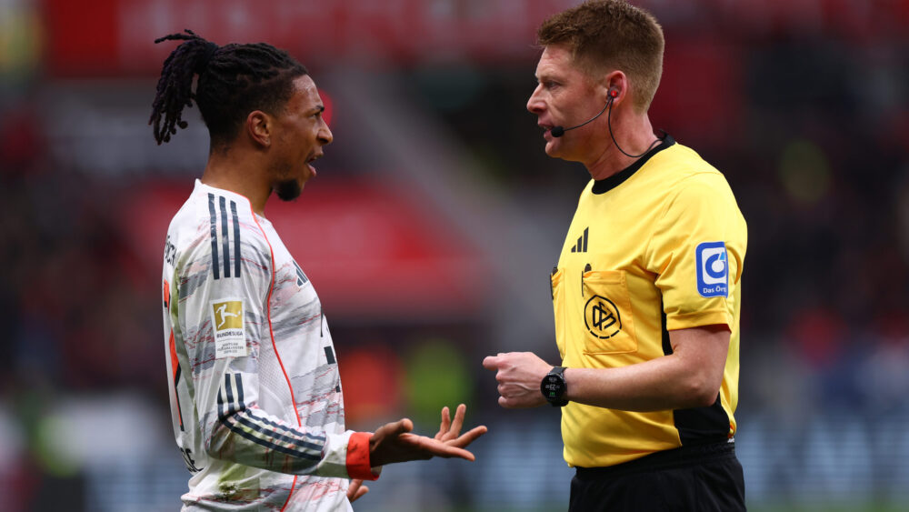 Michael Olise vom FC Bayern in Diskussionen mit Schiedsrichter Dingert.