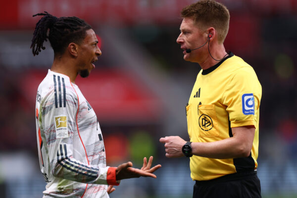 Michael Olise vom FC Bayern in Diskussionen mit Schiedsrichter Dingert.