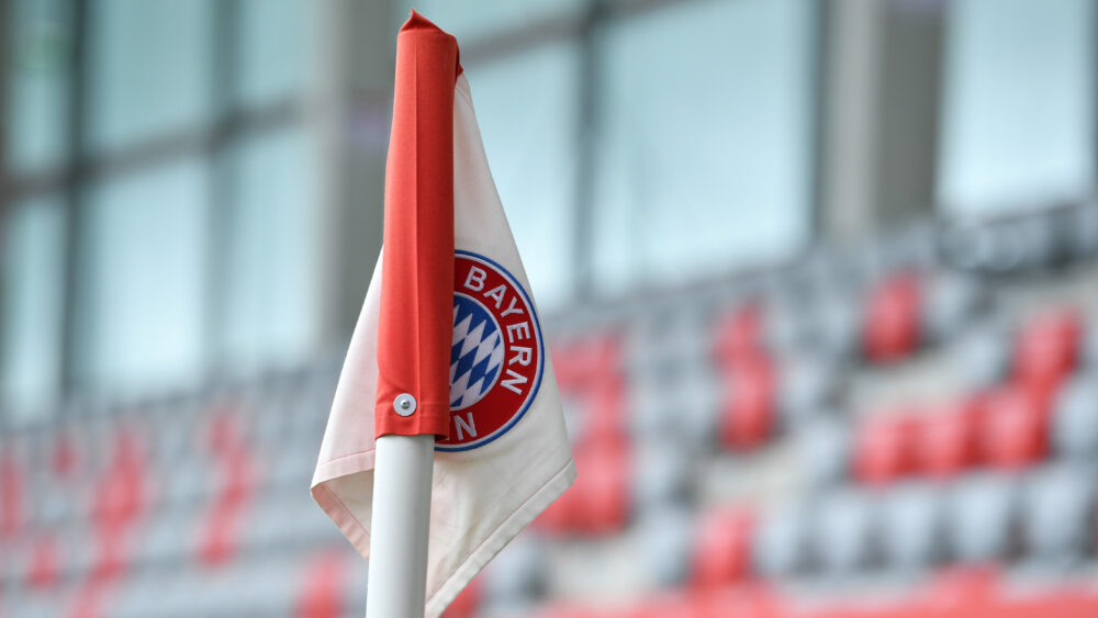 Da kein Bild von Maycon Cardozo zur Verfügung stand, haben wir ein Foto von einer Eckfahne am Campus mit dem Logo des FC Bayern genommen.