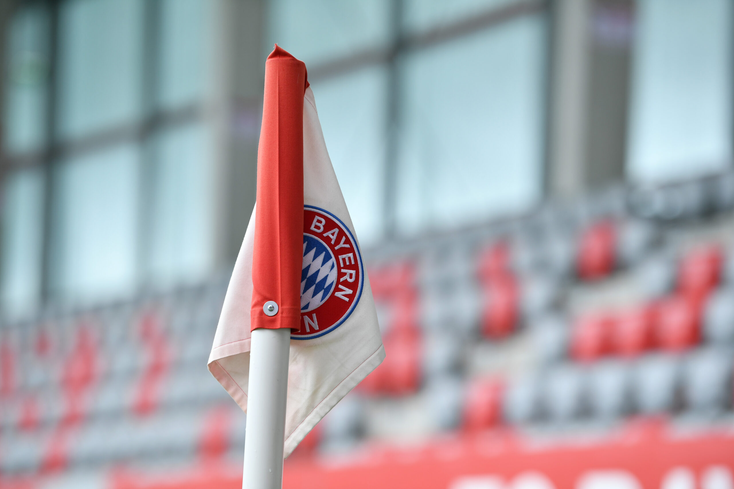 Da kein Bild von Maycon Cardozo zur Verfügung stand, haben wir ein Foto von einer Eckfahne am Campus mit dem Logo des FC Bayern genommen.