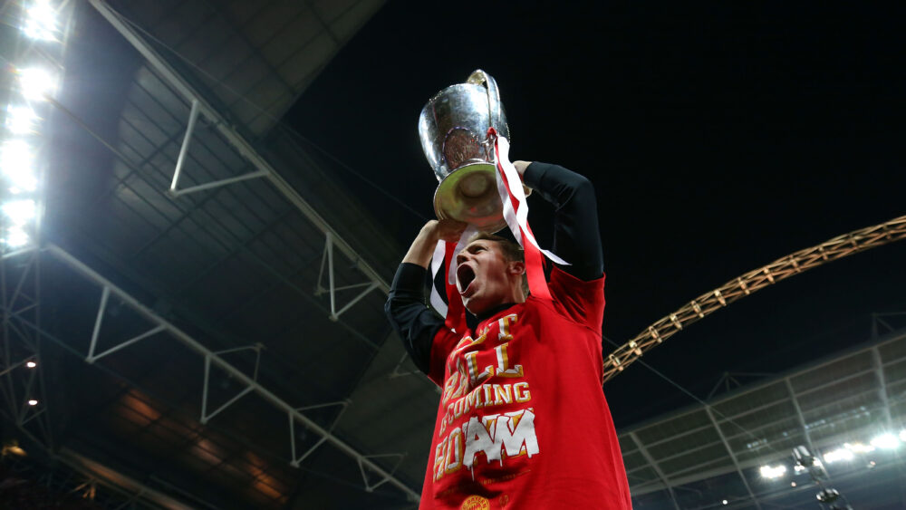 Manuel Neuer jubelt und streckt die Champions-League-Trophäe für den FC Bayern in die Höhe.