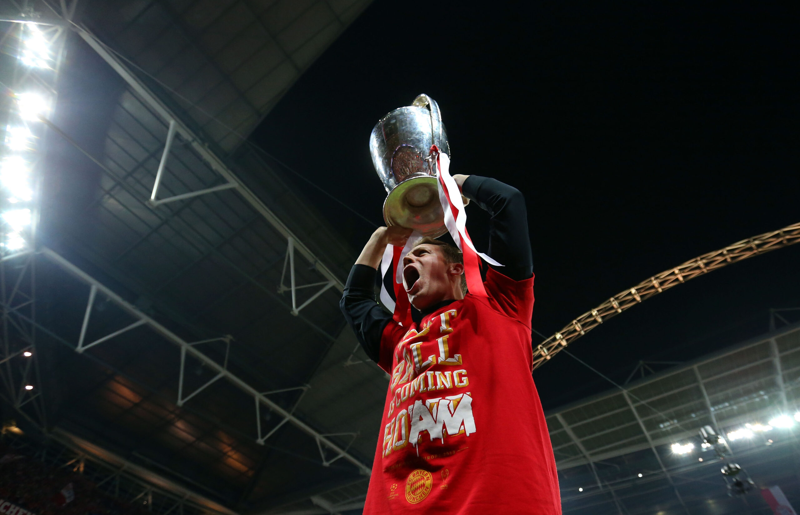 Manuel Neuer jubelt und streckt die Champions-League-Trophäe für den FC Bayern in die Höhe.