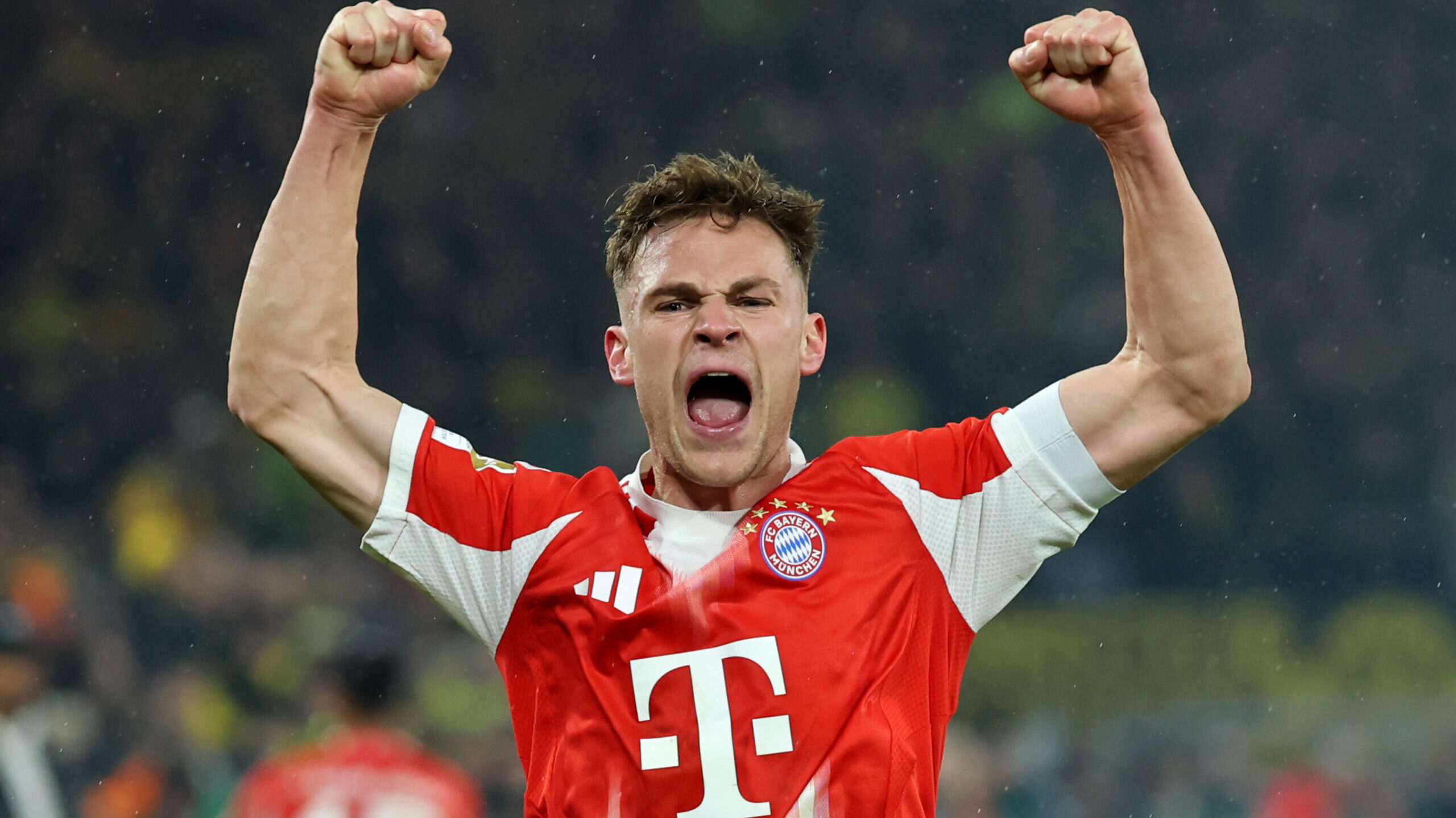 Joshua Kimmich (FC Bayern) streckt die Fäuste hoch und jubelt.