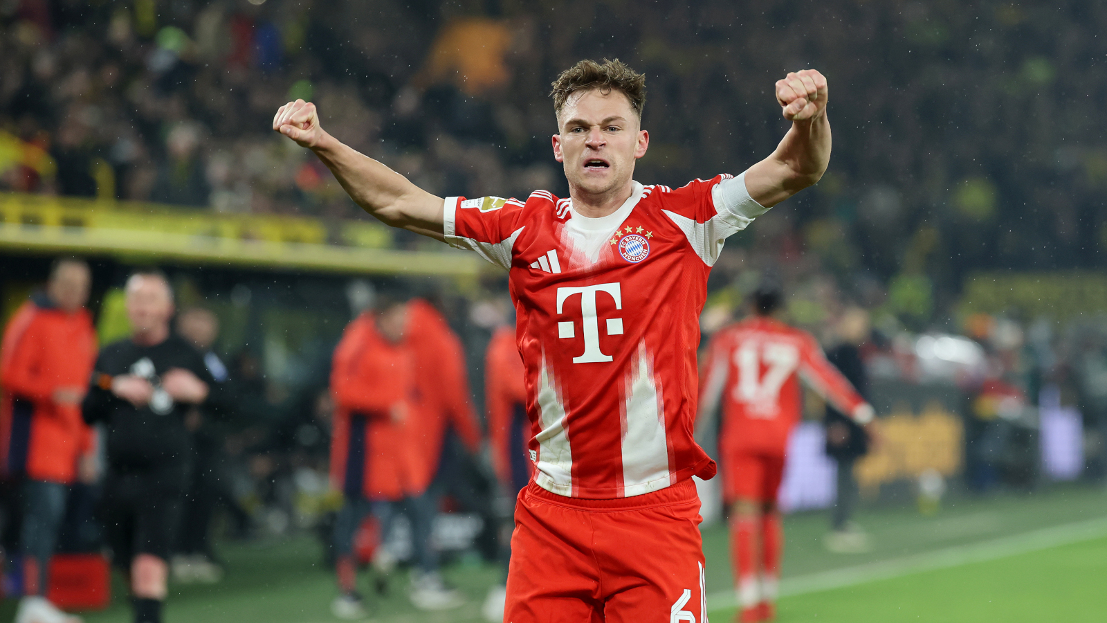 Joshua Kimmich streckt beide Arme in die Luft und jubelt. Der Kapitän des FC Bayern guckt angespannt, freut sich aber sichtlich über den Sieg gegen den BVB.