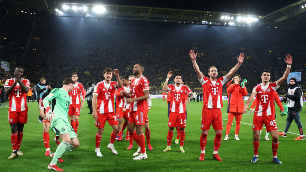 Die Spieler des FC Bayern jubeln vor der Fankurve nach dem Sieg gegen den BVB.