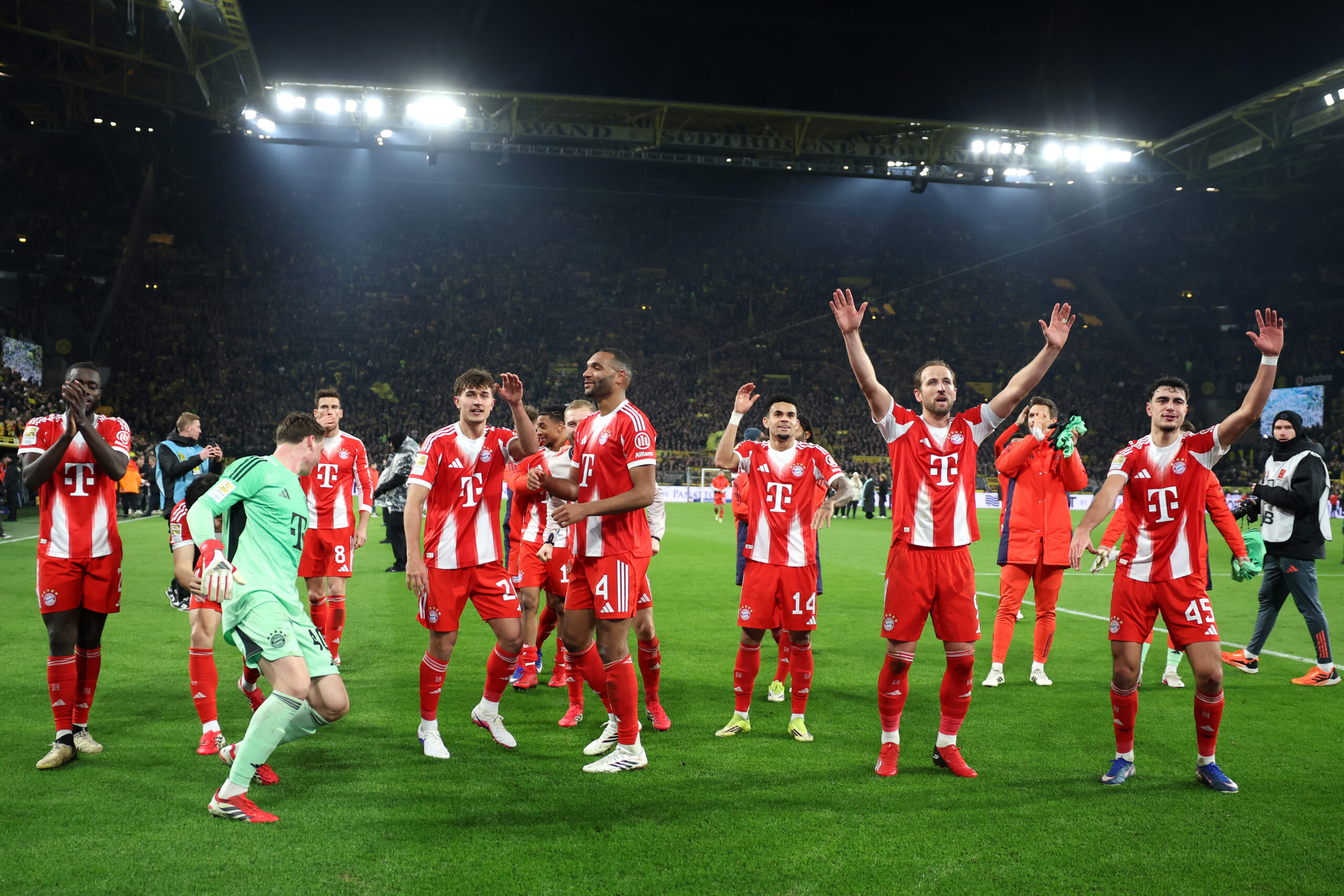 Die Spieler des FC Bayern jubeln vor der Fankurve nach dem Sieg gegen den BVB.