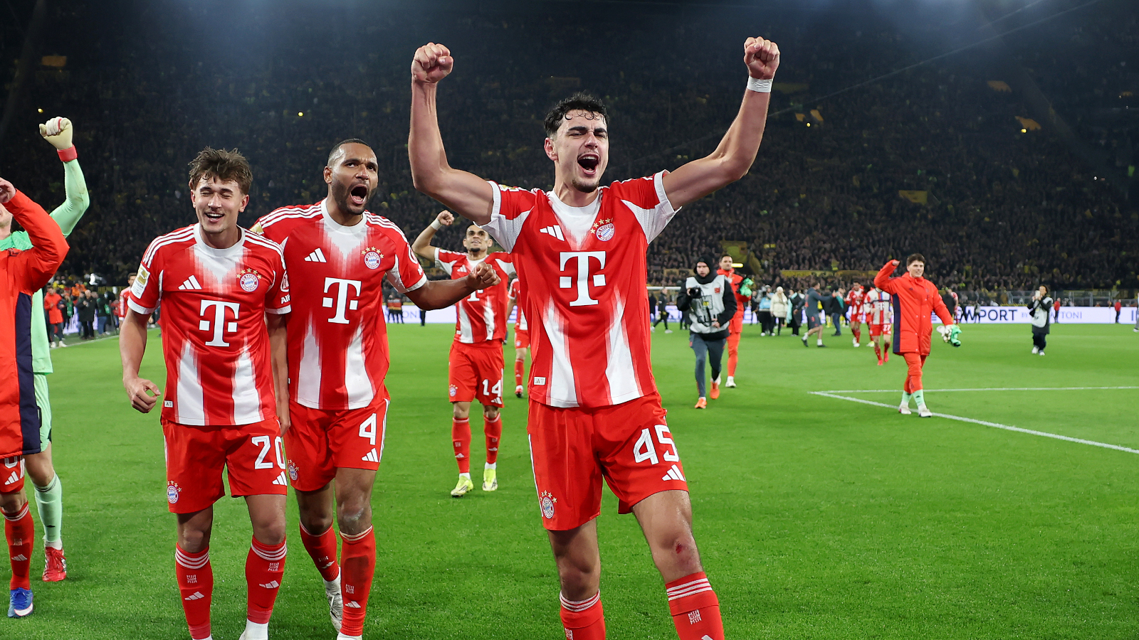 Aleksandar Pavlović jubelt nach dem Sieg des FC Bayern gegen den BVB mit beiden Armen in der Luft.
