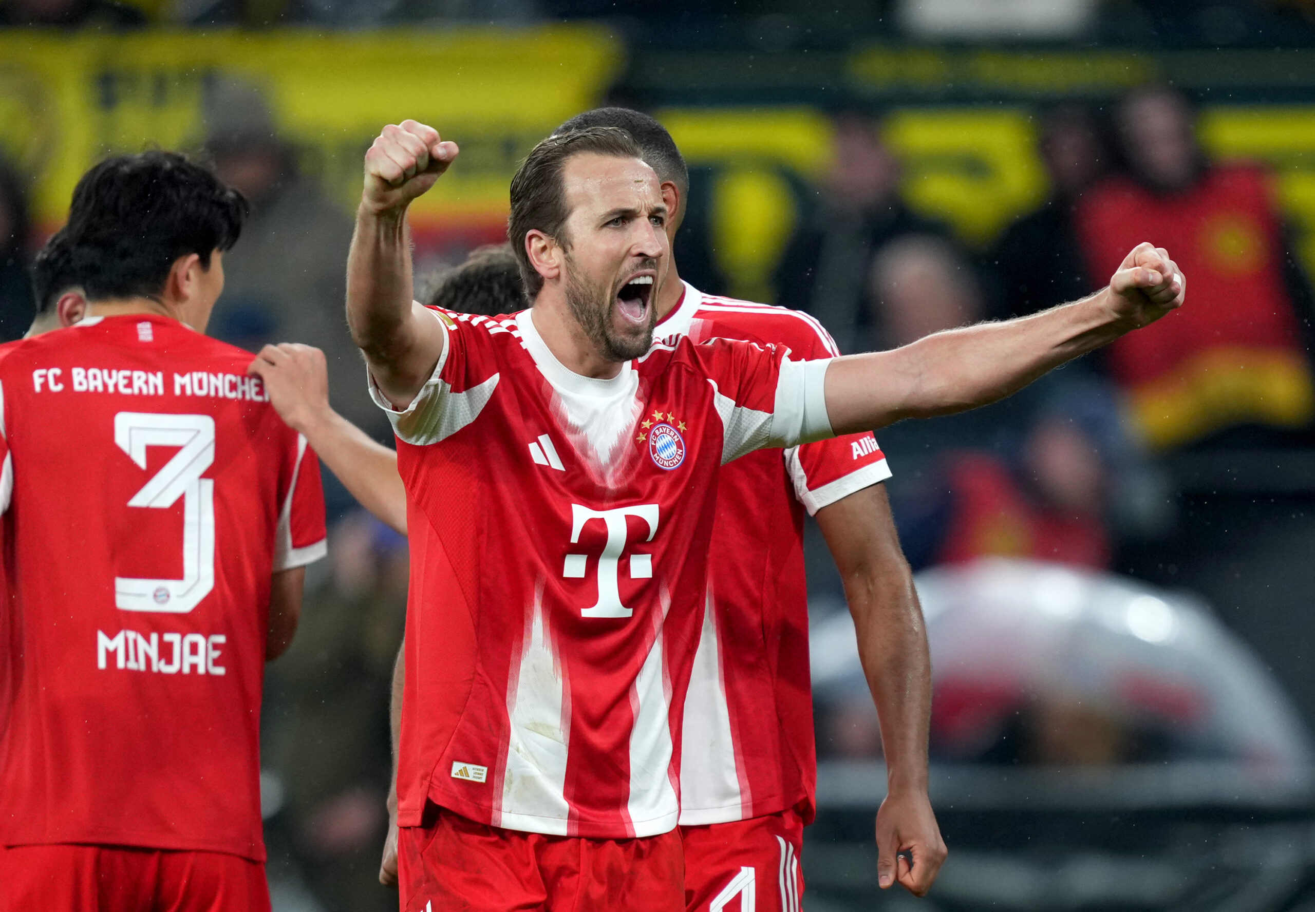 Harry Kane (FC Bayern) jubelt mit beiden Armen in der Luft.